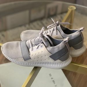 Under Armour womens tennis shoe